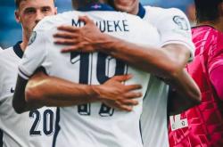 开云体育平台APP-英国队凭借团队合作成功晋级