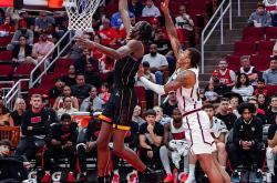 开云体育APP下载-篮球狂热者争相观看，气氛火爆！的简单介绍