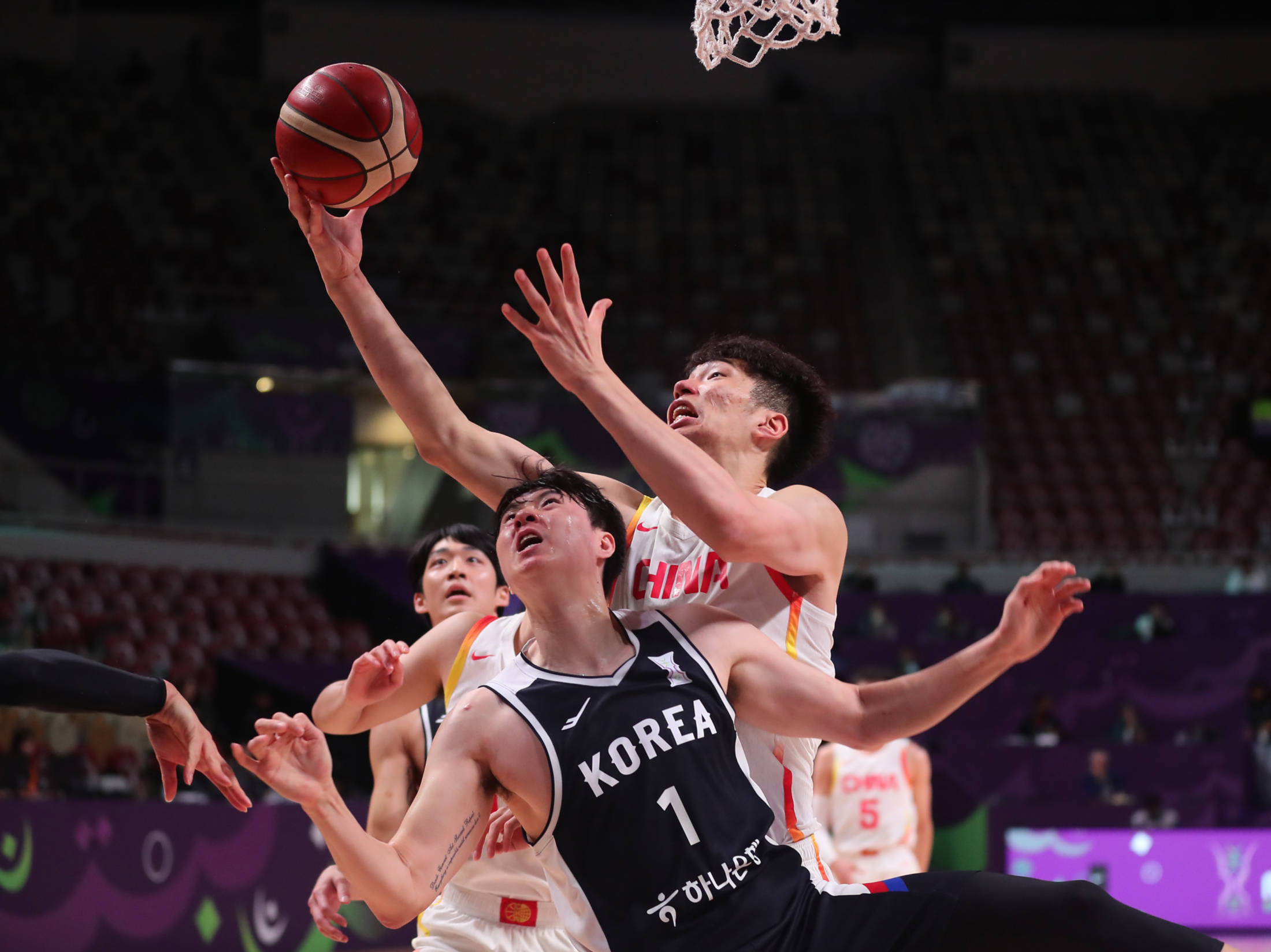 西藏篮球队在主场比赛中取得胜利，精彩表现