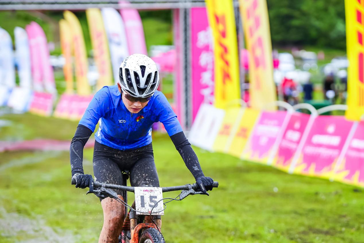 西藏篮球队在主场比赛中取得胜利，精彩表现