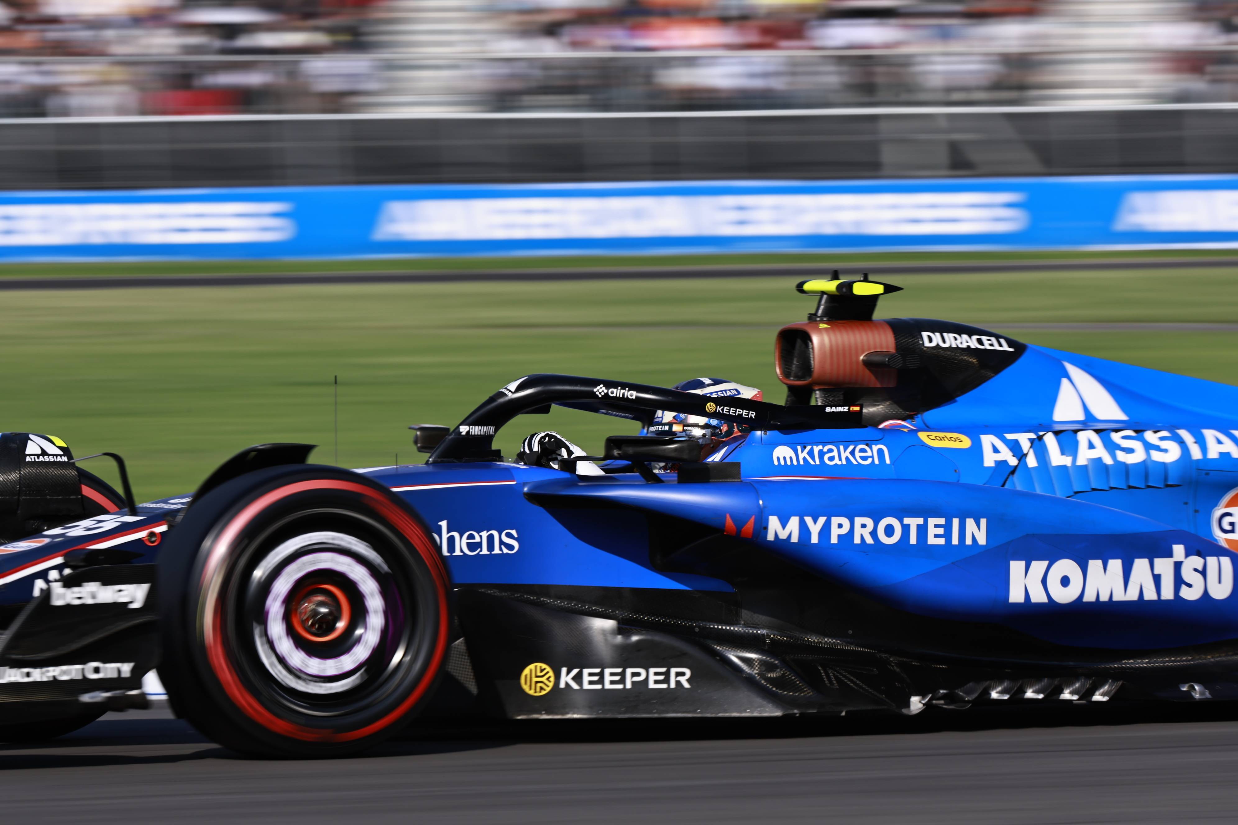 梅赛德斯绝杀红牛车队，塞恩斯统治全场的简单介绍