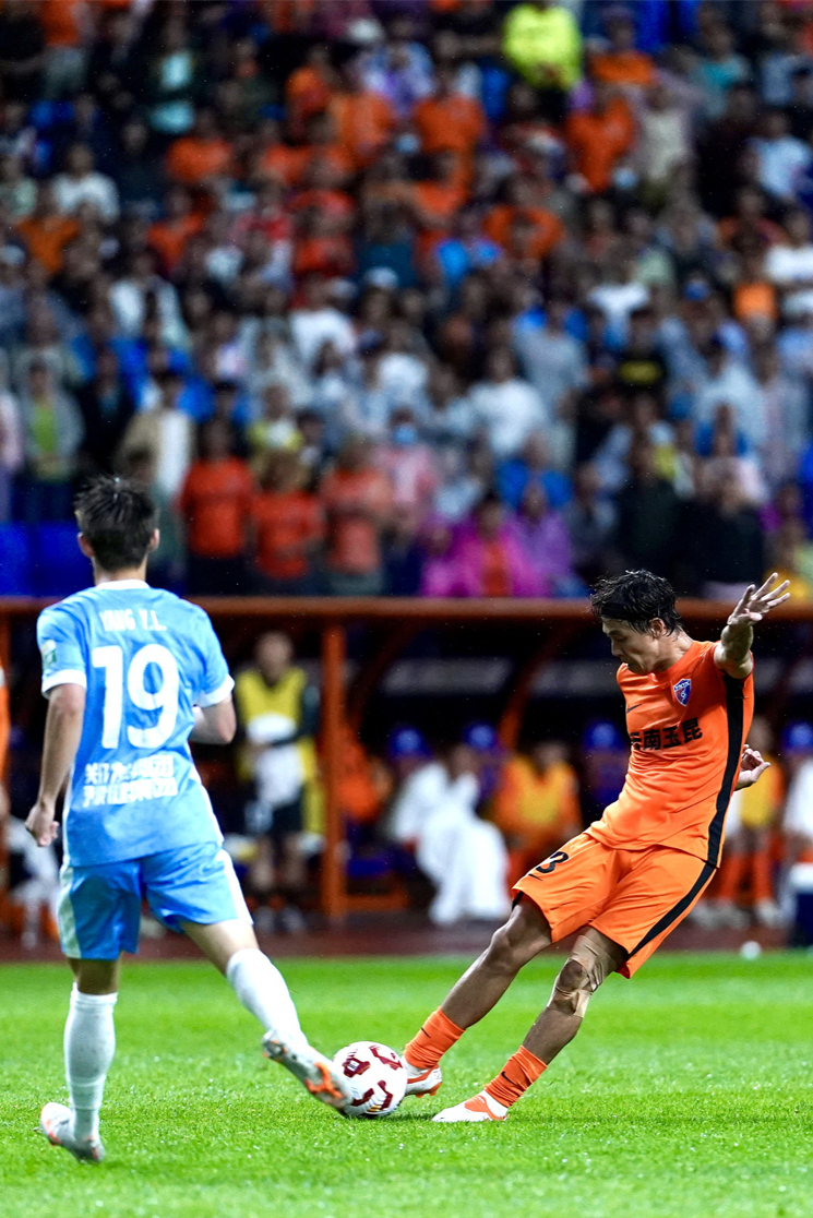 包含后卫球员在比赛中尽显冷静替换，防守稳健的词条