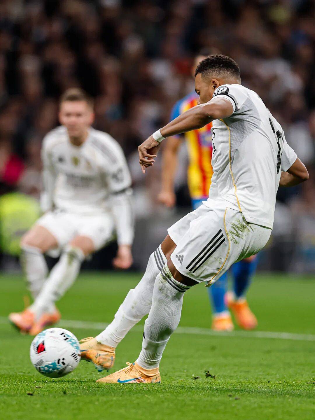 瓦伦西亚成功逆转，晋级欧冠半决赛