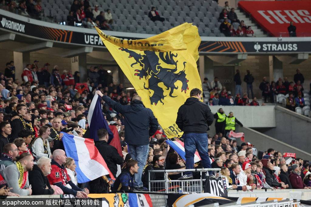 场上对手激烈较量，赛场掀起热潮