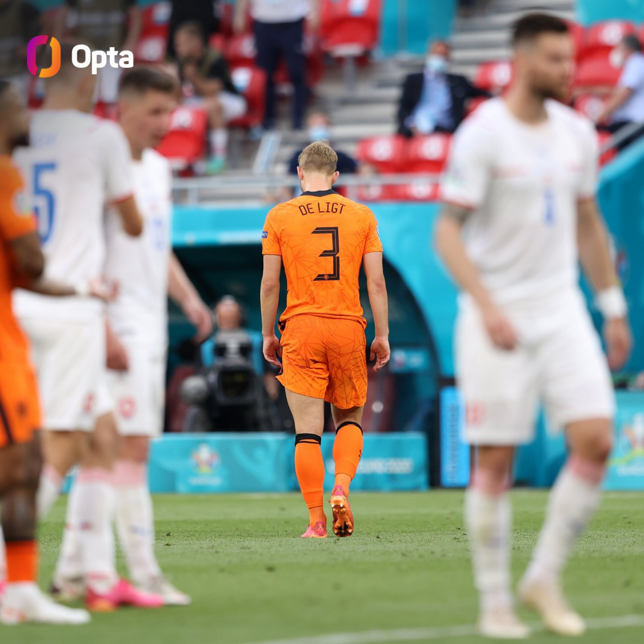 包含捷克惊喜战胜荷兰，改写欧洲杯历史的词条