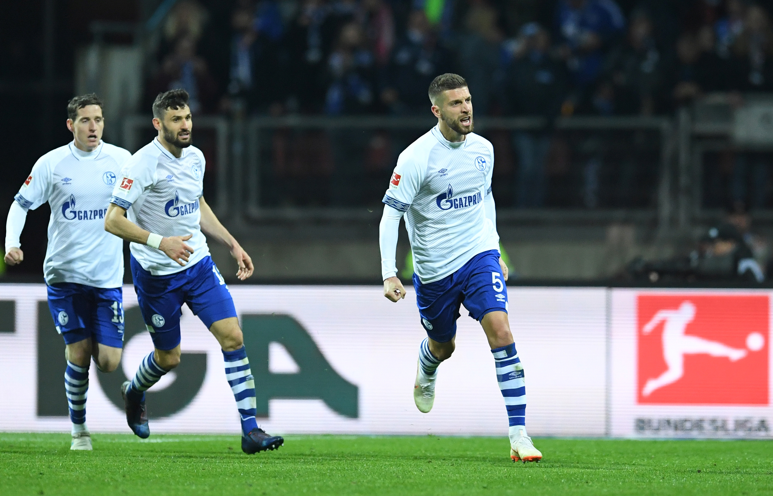 包含沙尔克客场大胜，稳固德甲前四位置的词条