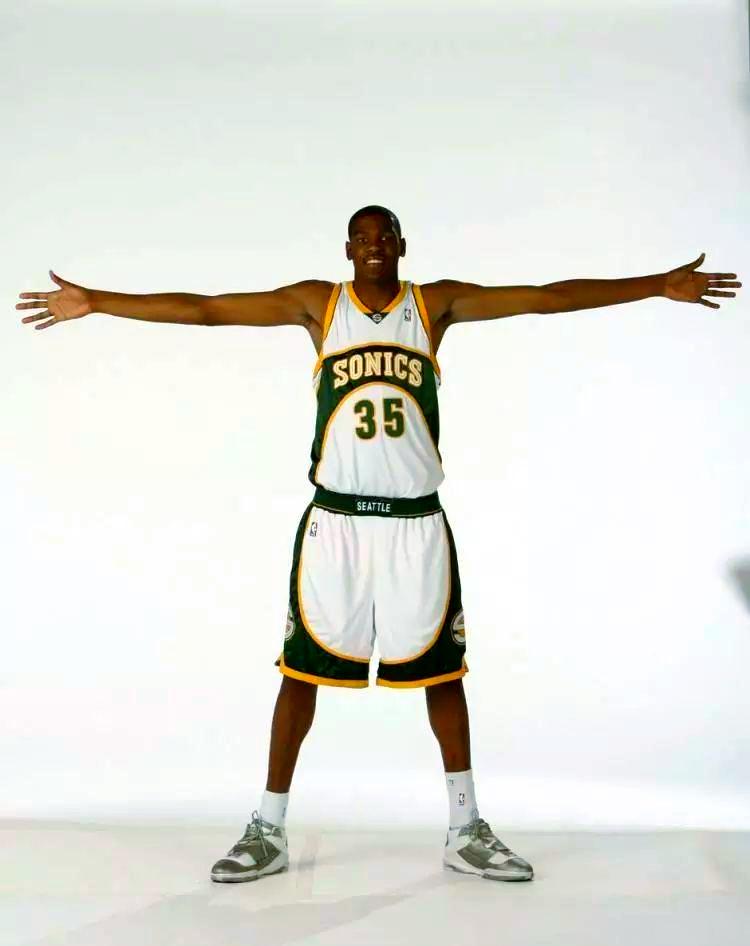 精湛的篮球技巧展现出球员们的实力！