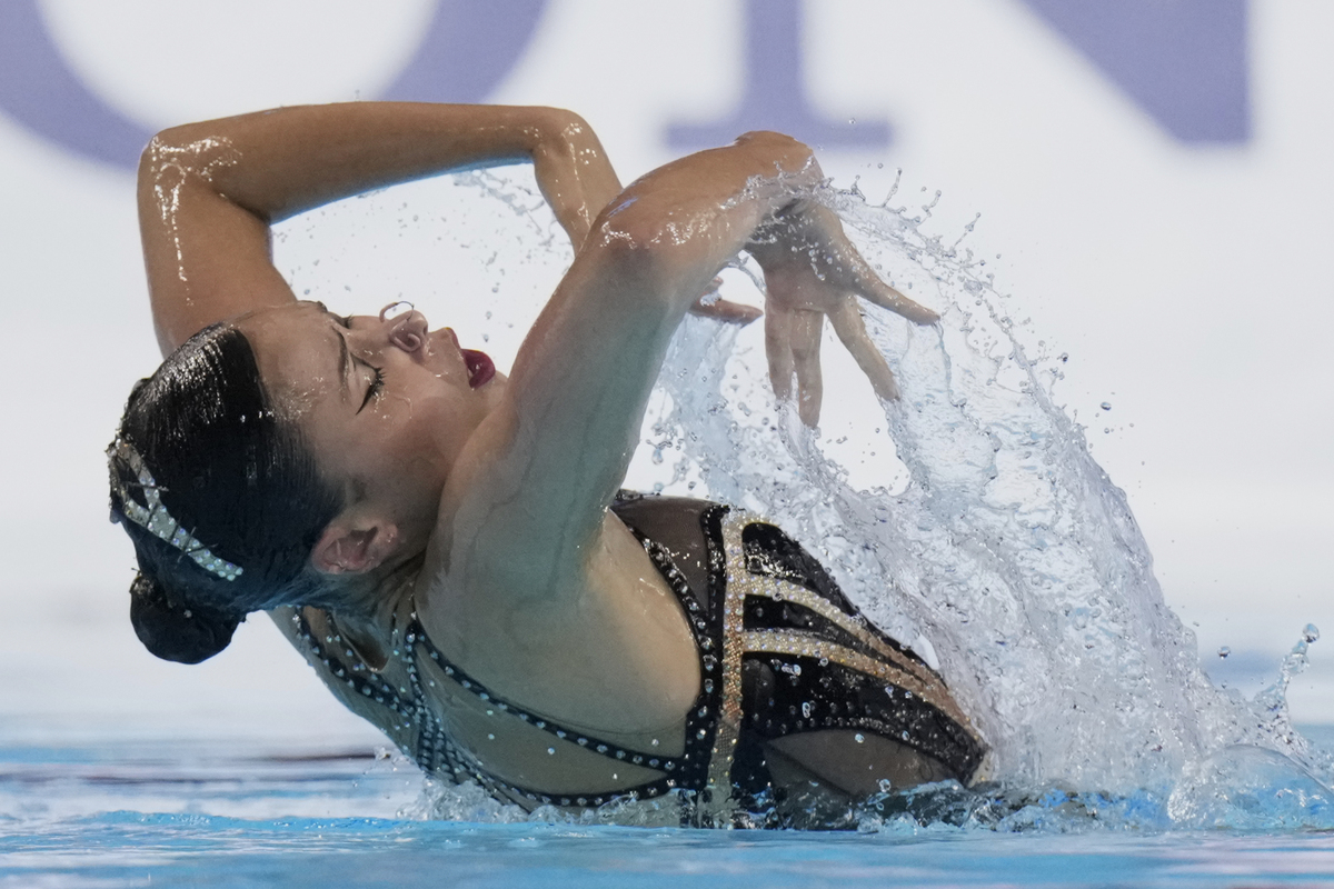 跳水比赛惊险刺激，选手高危动作轻松应对