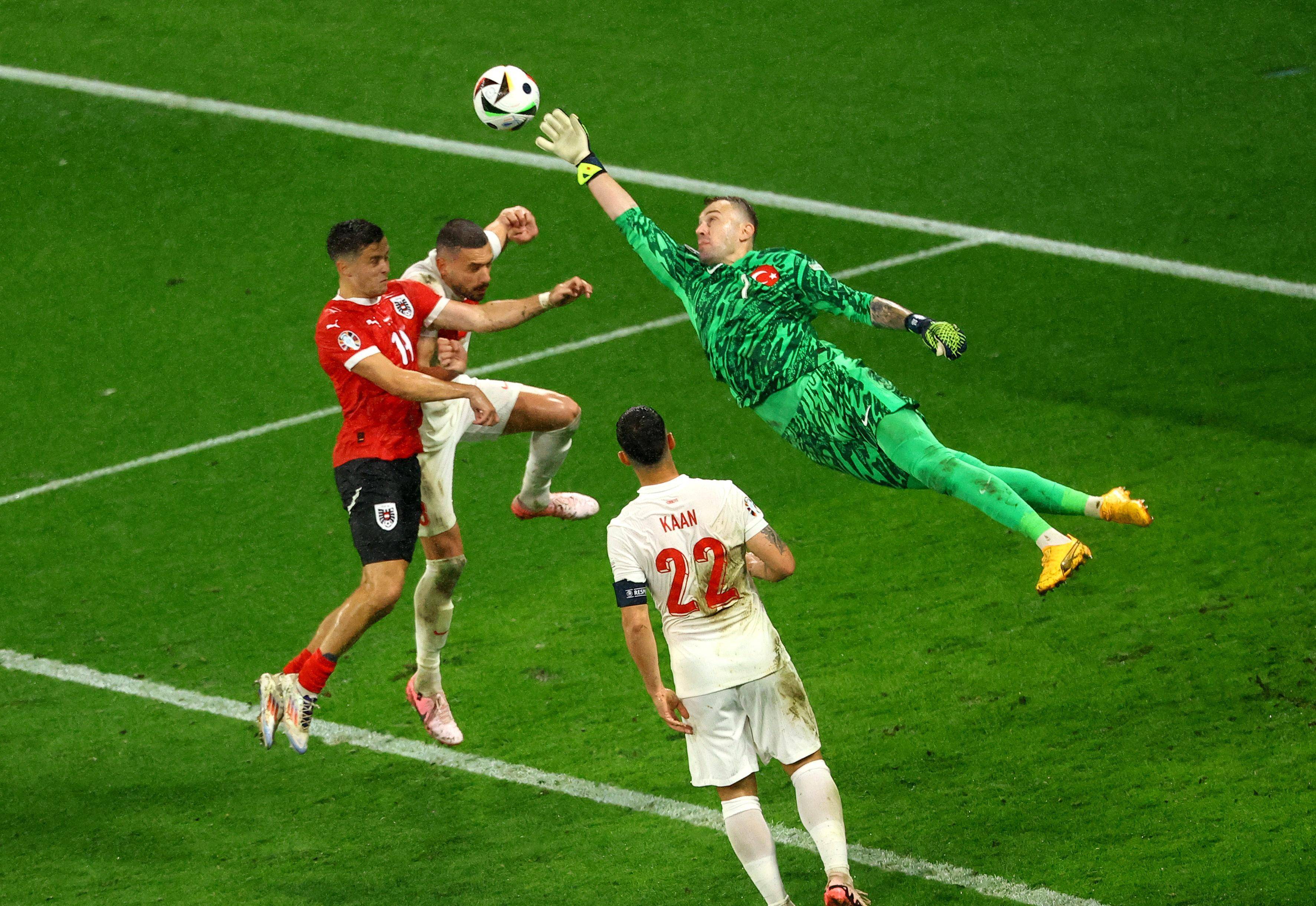 精彩的足球比赛纷呈，观众目不暇接